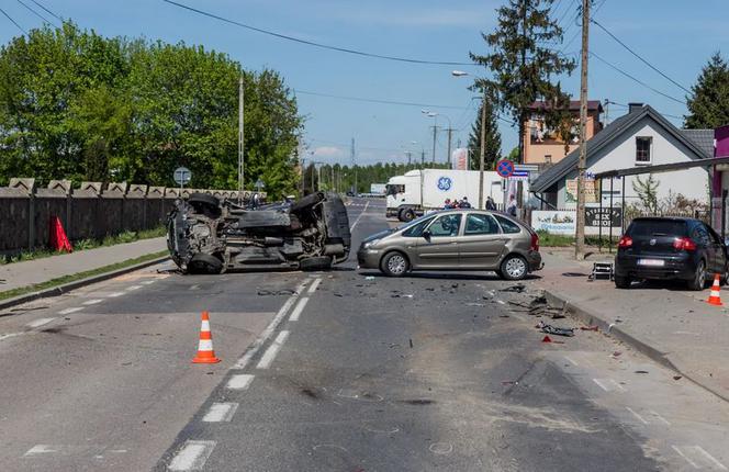 Ostrów Mazowiecka. KOSZMARNY wypadek! Nie żyją dwie osoby, ranne dzieci. Szukają sprawcy!