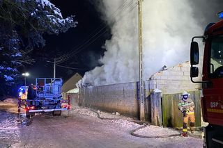 Spalił się budynek i trzy pojazdy. Duże straty po pożarze w Zaborówcu niedaleko Leszna