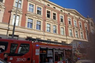 Paliło się mieszkanie w centrum Bydgoszczy. Strażacy ewakuowali kilkanaście osób