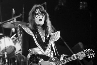 Nie żyje założyciel legendarnego zespołu Kiss. Zmarł w wyniku niefortunnego upadku