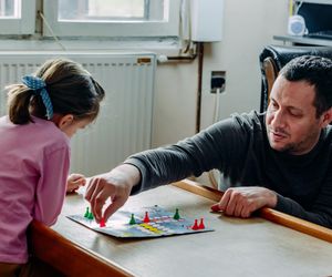 Dziecko złości się podczas gier? Oto dlaczego warto z nim przegrać