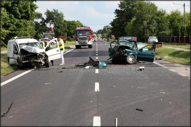 O włos od tragedii! Czołowe zderzenie w Nowej Dębie. Kierowca na „podwójnym gazie”