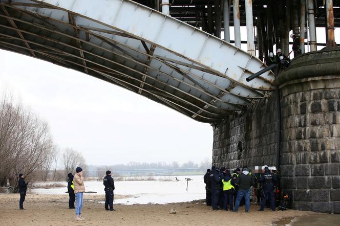  Akcja służb pod mostem Poniatowskiego. Aktywiści wisieli na linach 
