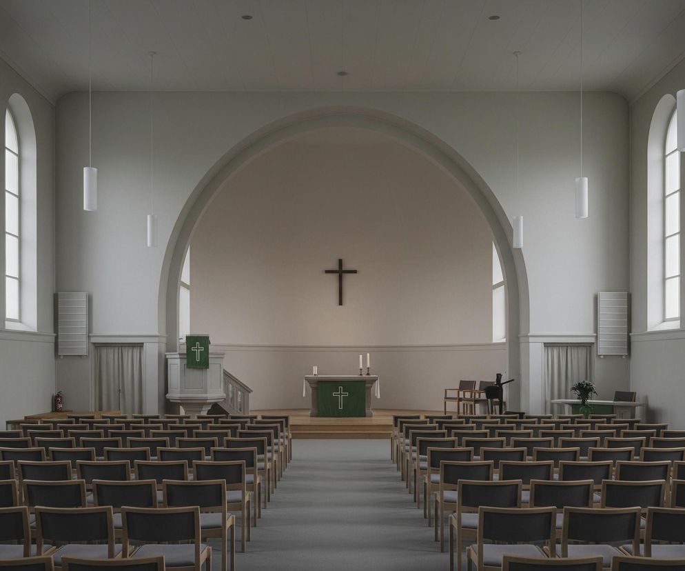 Przedstawiona jest symetryczna perspektywa wnętrza jasnego pomieszczenia z rzędami drewnianych krzeseł z ciemnymi obiciami skierowanymi w stronę ołtarza. Na centralnej ścianie, pod łukowatym sklepieniem, wisi duży, ciemny krzyż, poniżej którego znajduje się biały ołtarz z zielonym obrusem i białym krzyżem, oraz świecznik z dwoma zapalonymi świecami. Po lewej stronie ołtarza stoi ambona z zieloną tkaniną zdobioną białym krzyżem, a po prawej widać instrument muzyczny oraz wazon z kwiatami. Ściany boczne mają wysokie, łukowato zakończone okna z białymi szprosami, przez które wpada naturalne światło, a z sufitu zwisają cylindryczne, białe lampy.