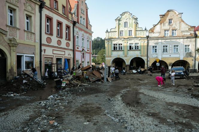 Sprzątanie po powodzi w miejscowości Lądek-Zdrój