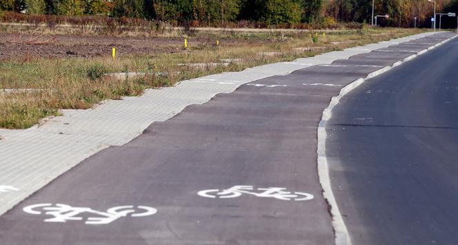 Droga dla rowerów, po której nie da się jeździć!? Kuriozalna sytuacja pod Warszawą