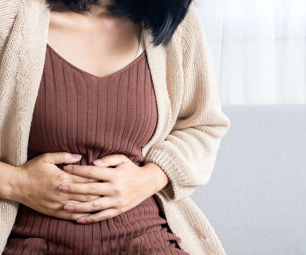 kobieta mający silny ból brzucha