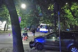 Kraków: Samochód stoczył się ze wzniesienia i... uderzył w autobus