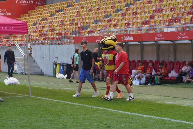 Pożegnianie Murawy na Chorten Arenie. Jagiellonia Białystok rozdaje boisko swoim kibicom