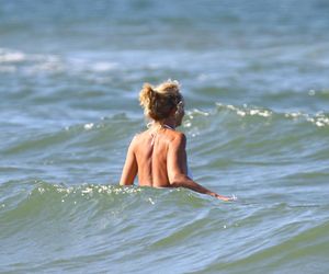 Jan Englert z żoną i ćorką w Juracie