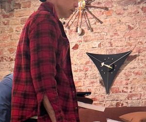 Maciej Zakościelny głaszcze kołdrę po rozwodzie