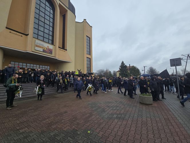 Pogrzeb Jana Furtoka w Katowicach. Tłumy kibiców i działaczy żegna legendę GKS Katowice