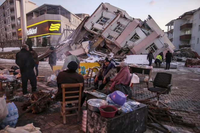 Już 16 tysięcy ofiar trzęsienia ziemi. Tak wygląda krajobraz po katastrofie