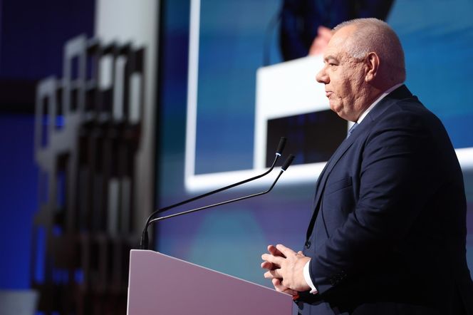 Jacek Sasin wprost nie do poznania! Zgubił już prawie 40 kg w pół roku! Jak to zrobił?