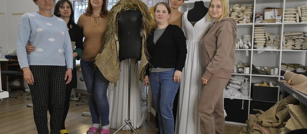 Szyją wojskowe kamizelki zamiast sukni ślubnych. Pracownia Marty Trojanowskiej pomaga żołnierzom na Ukrainie