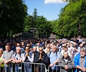 Pielgrzymka mężczyzn do Piekar Śląskich 2025. Tysiące wiernych na Kalwaryjskim Wzgórzu
