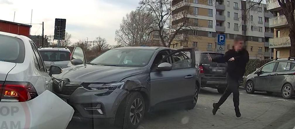 Wypożyczyli auto na minuty, rozbili cztery pojazdy i uciekli. Szuka ich policja