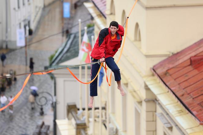   Urban Highline Festival 2023 w Lublinie. Slacklinerzy robią cuda na linach!