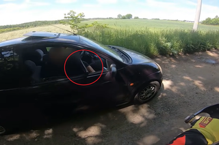 Horror w Kłobucku! Kierowca osobówki wyciągnął shotguna i wycelował w motocyklistę [WIDEO]