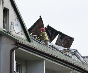 Blok przy ul. Powstańców w Ząbkach po pożarze