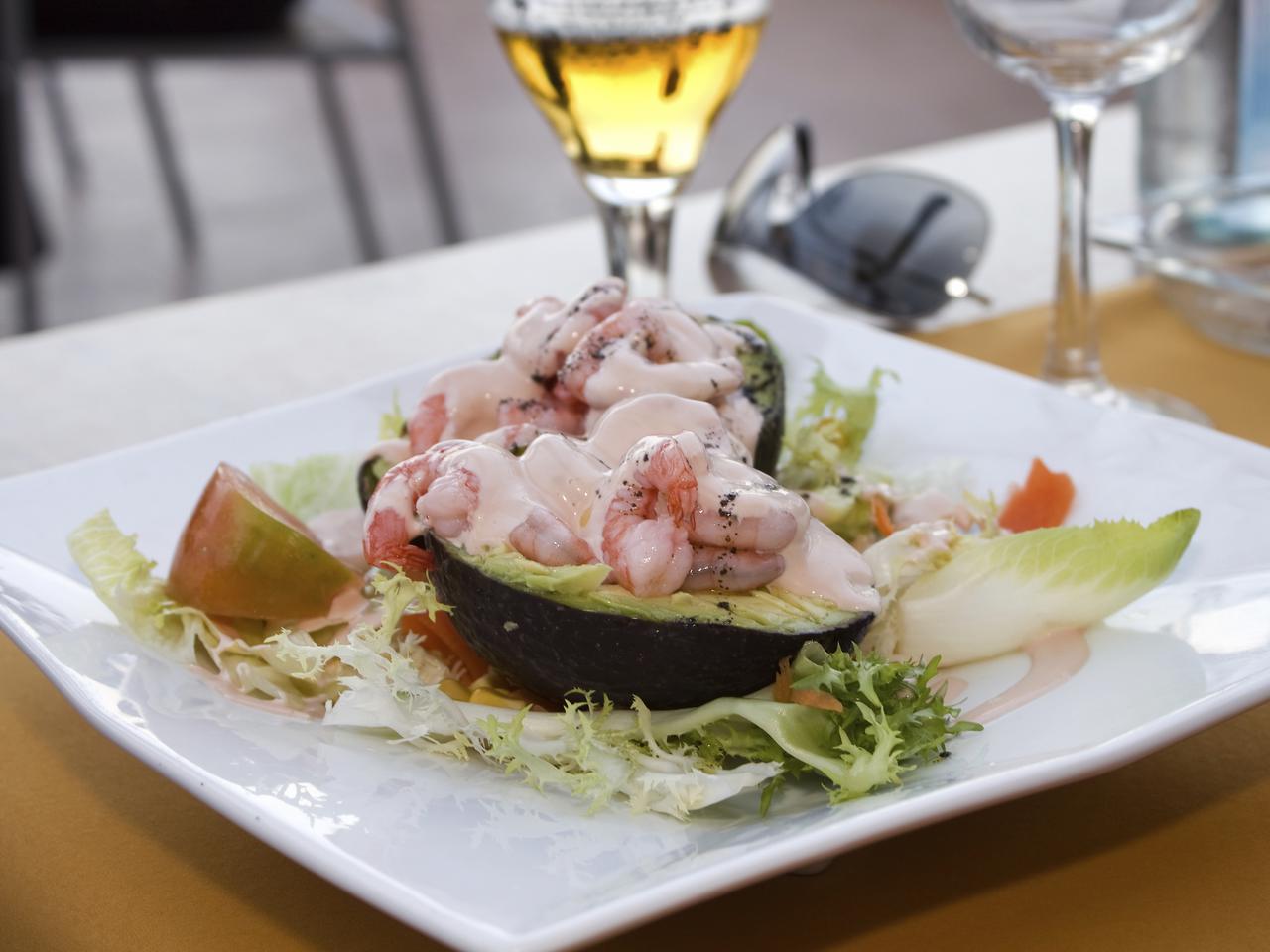 Walentynki: przepis na koktajl krewetkowy z awokado