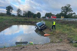 Śmiertelny wypadek pod Nidzicą! Opel w wodzie, w środku ciało [ZDJĘCIA]