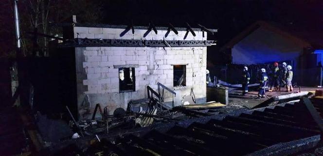 Grybów. Pożar garażu z samochodem w środku. Strażacy znaleźli jeszcze coś! 