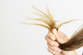 Zniszczone i rozdwojone końcówki włosów. Jak je zregenerować?