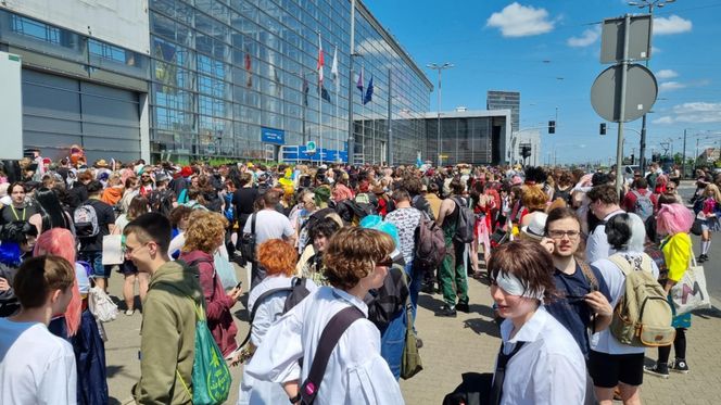 Pyrkon 2025. Tłumy uczestników przed MTP  