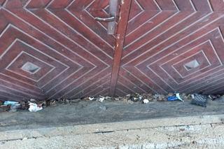 Chodnik sięga ludziom do parapetu