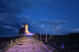 Pożar wieży nadawczej na Śnieżnych Kotłach. To ponad 1 500 m n.p.m. [ZDJĘCIA]