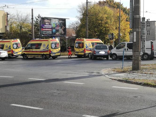 Kolizja "osobówki" z samochodem konwojowym policji