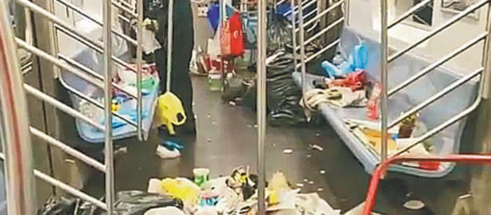 Wagony metra jak śmietniki