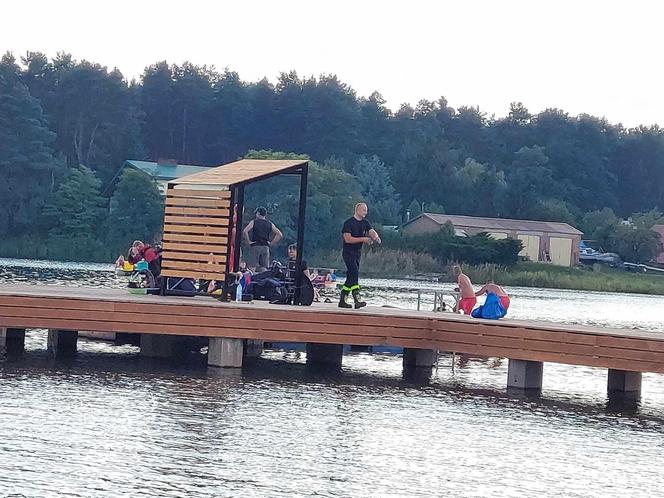 Mężczyzna wskoczył z mola do wody i nie wypłynął. Nad Lubianką trwa akcja straży pożarnej