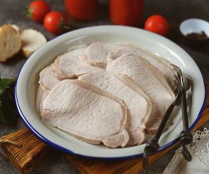 Jak ugotować schab żeby był soczysty i miękki? Przepis na dietetyczny schab gotowany