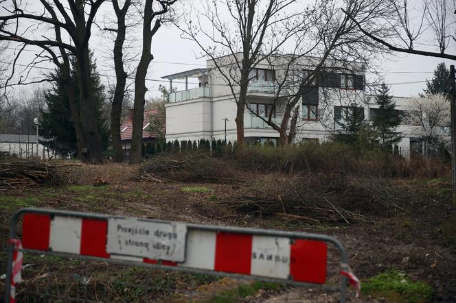 Elegancki chodnik przy luksusowym domu Andrzeja i Agaty Dudów 