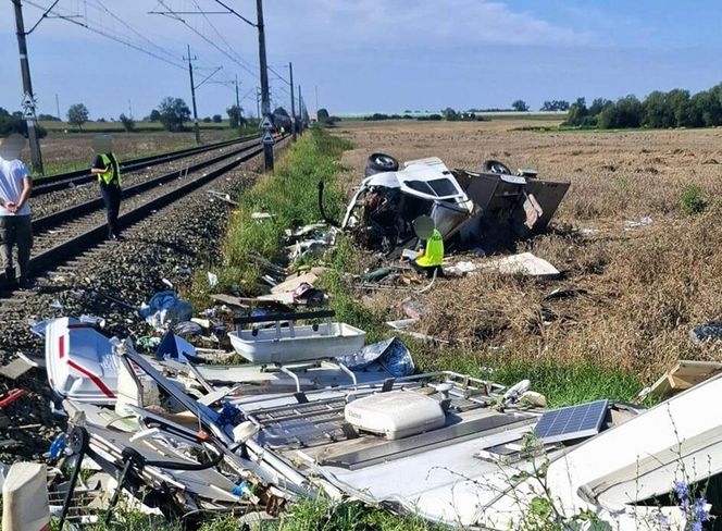 Tragiczny wypadek kampera na przejeździe kolejowym w Gronówku