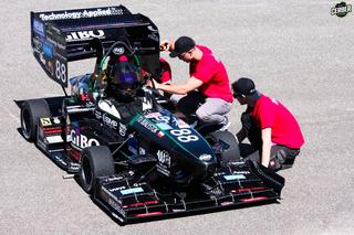 Sukces studentów Politechniki Białostockiej! Ich bolid zajął drugie miejsce na zawodach na Węgrzech [ZDJĘCIA]