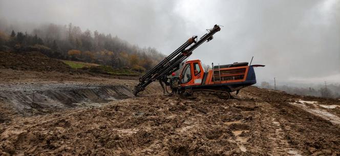 Tak wygląda budowa tunelu na S1 w Beskidach. Wykują go bez użycia maszyn [ZDJĘCIA]