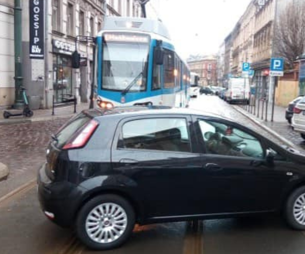 Kraków: torowisko w centrum zablokował samochód. Za kółkiem kierowca-widmo
