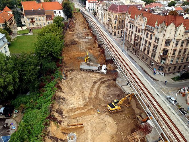 Koniec kolejowego nasypu w centrum Krakowa