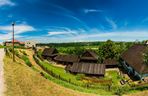  Panorama na skansen w Dobczycach z widocznym w tle zamkiem