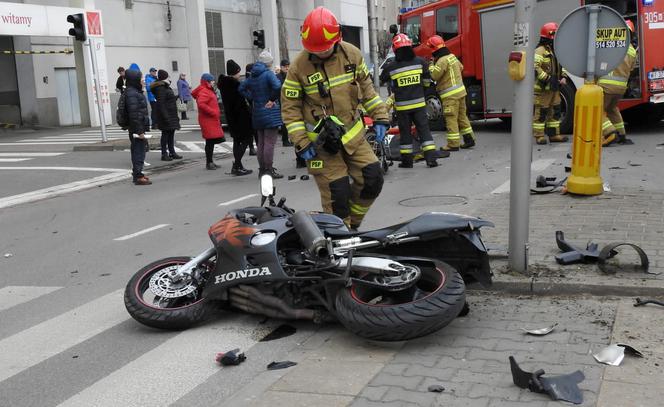 Koszmarny wypadek na ul. Białostockiej w Warszawie. Motocyklista trafił do szpitala