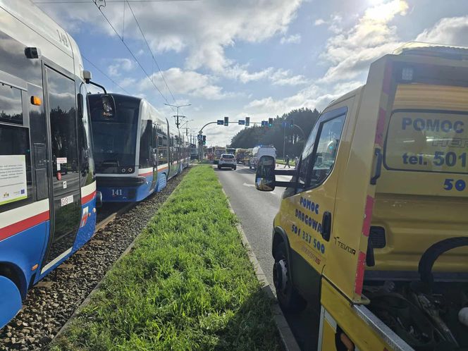 Autobus zderzył się z tramwajem w Bydgoszczy! 7 osób poszkodowanych [ZDJĘCIA]