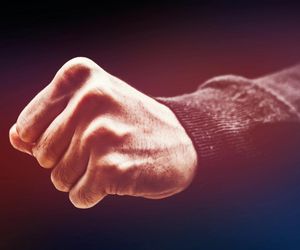 Ochroniarze pobili nastolatka. Bili, kopali, użyli pałki teleskopowej. Za brutalny atak odpowiedzą przed sądem