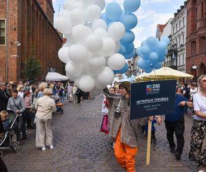Kolorowa parada na otwarcie Dni Torunia. Przeszła przez serce toruńskiej starówki