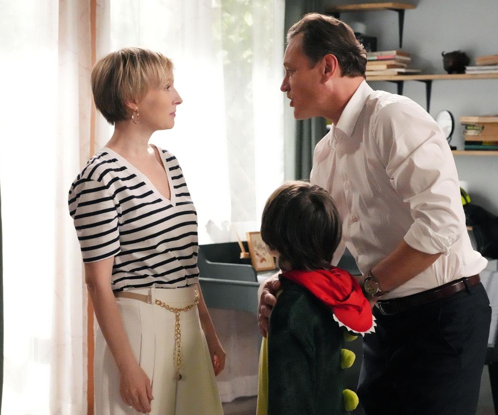 Sonia w paski i Stefaniak w białej koszuli rozmawiają, a między nimi stoi Mateuszek w stroju dinozaura. Stefaniak próbuje manipulować Sonią. Dowiedz się więcej o Barwach szczęścia na Super Seriale.