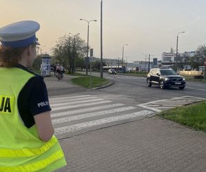 Zatrzymał się koło parku. Na widok policjantów zabarykadował się w aucie i krzyczał, że nie wyjdzie