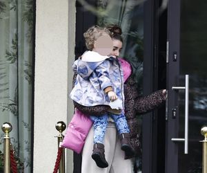 Jan Kliment z żoną i synem wyjeżdżają ze ślubu Kasi Cichepek-Kurzajewskiej