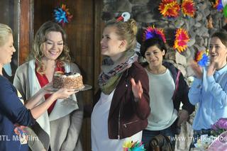M jak miłość odc. 1144. Ula Mostowiak (Iga Krefft), Natalka (Marcjanna Lelek), Anna (Tamara Arciuch), Marzenka (Olga Szomańska), Kinga (Katarzyna Cichopek), Ala (Olga Frycz)